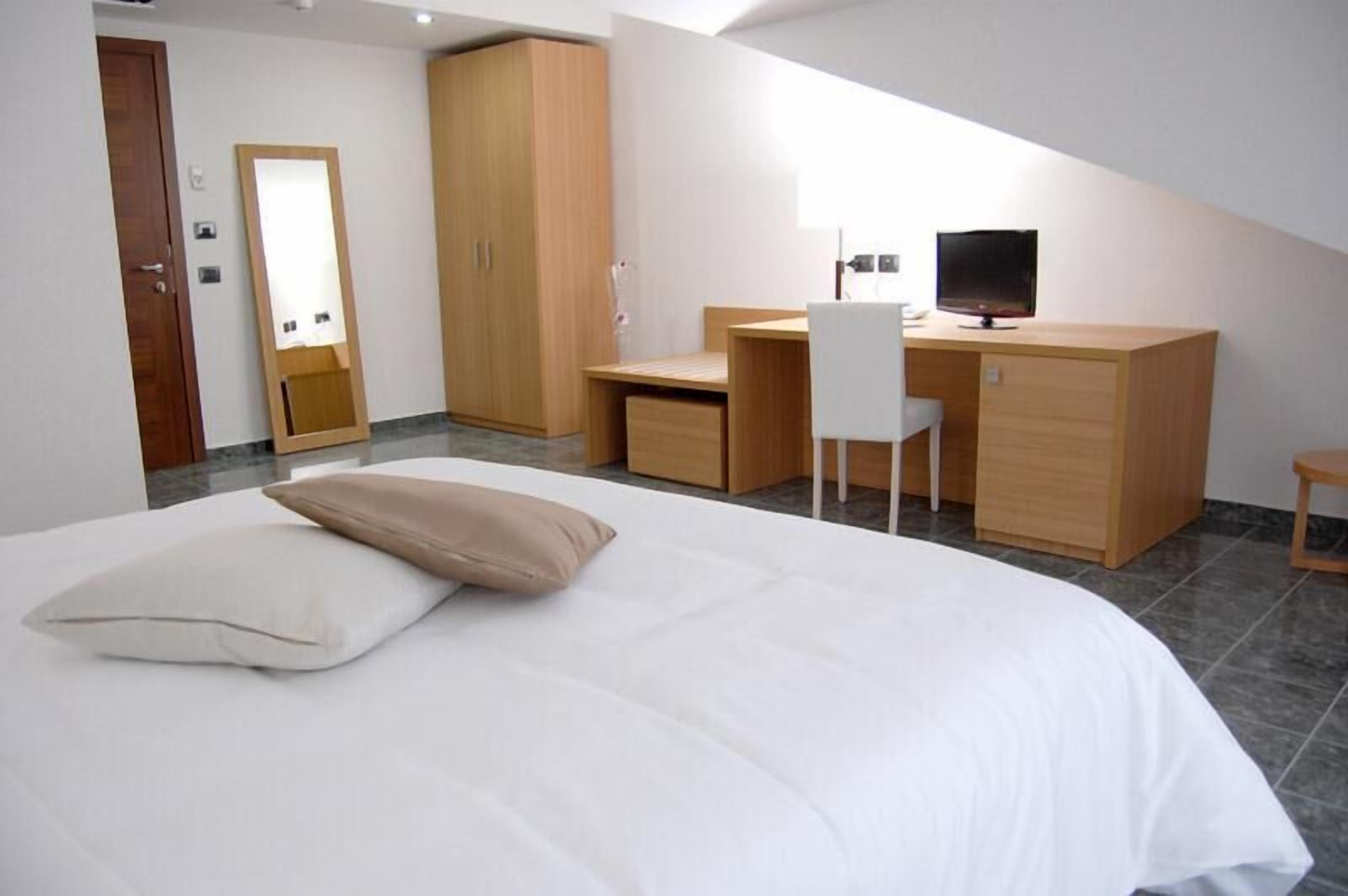 minibar, in-room safe, desk, blackout curtains