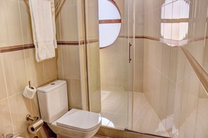 Bidet, towels - Hotel LIVVO Don Paco (São Vicente)