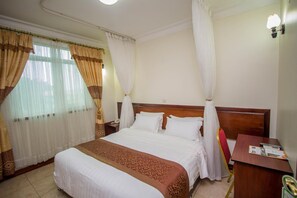 Premium bedding, down comforters, pillowtop beds, individually decorated - Casa Miltu Hotel (Kampala)