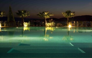 Inomhuspool, utomhuspool, parasoller och solstolar
