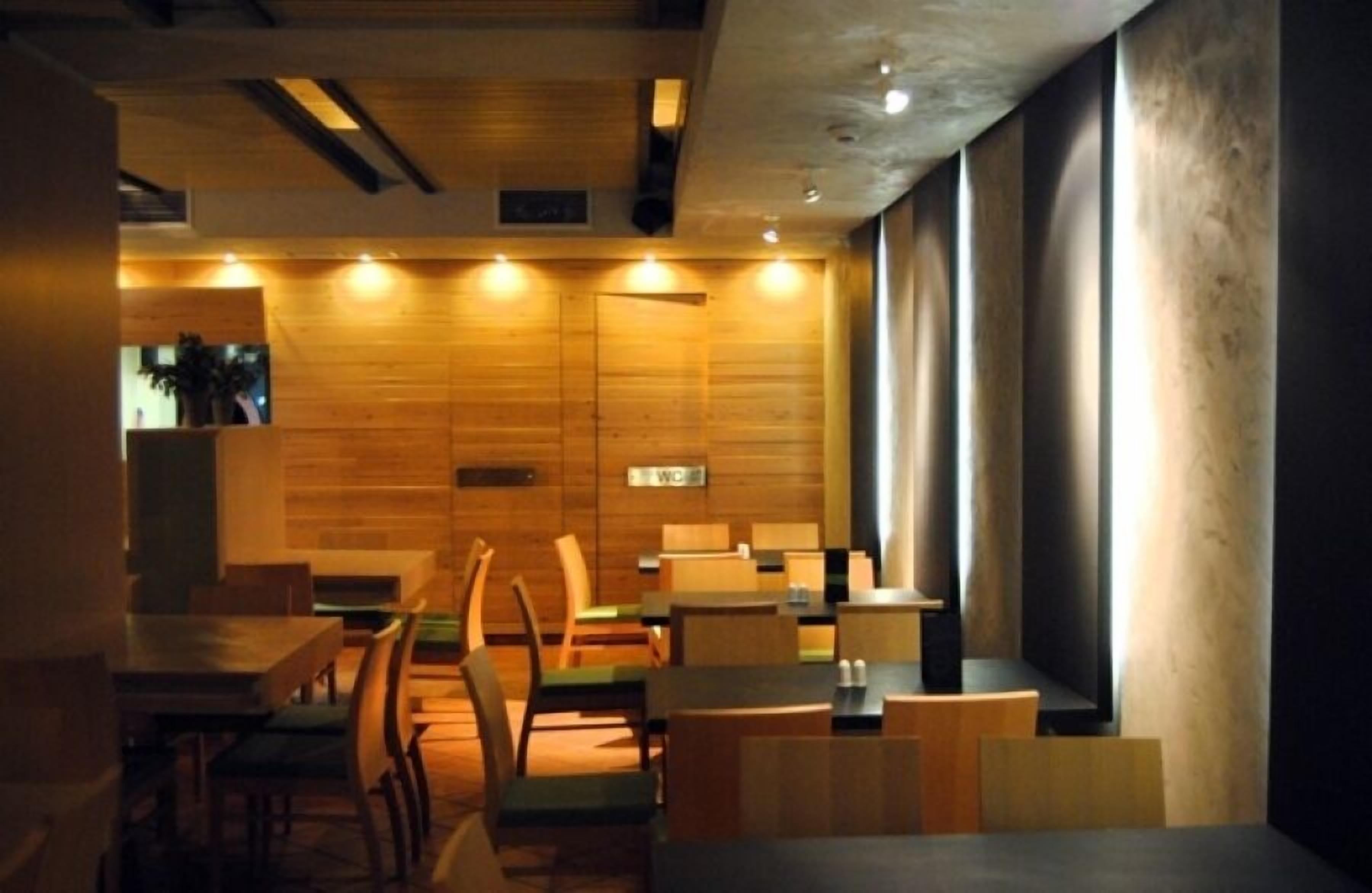 2 restaurants, breakfast served