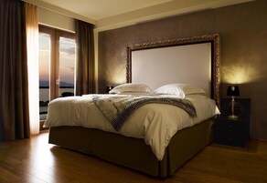 Ropa de cama de alta calidad, colchones con pillow-top y minibar 