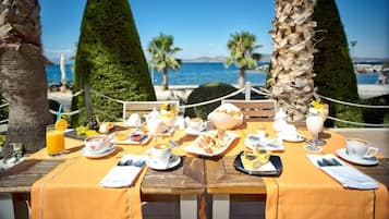 Free daily buffet breakfast