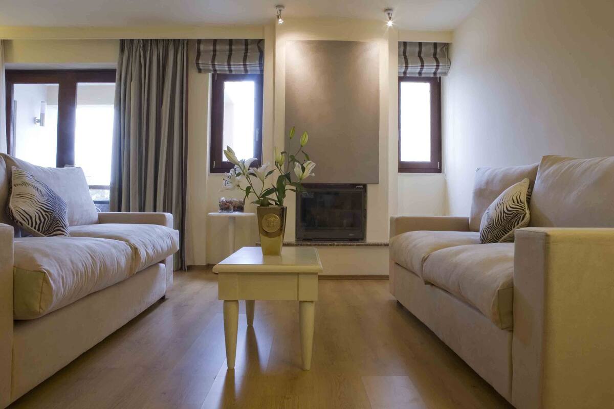 deluxe suite | living area | lcd tv