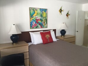 غرفة عادية - سرير كبير | أغطية فراش متميزة وبديكورات فريدة لكل غرفة وطراز فريد لكل وحدة