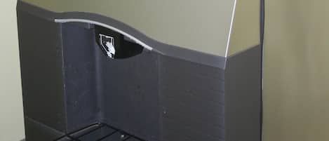 Uma geladeira compacta de aço inoxidável com dispensador de água e visor digital.