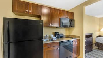 Bàn, màn/rèm cản sáng, bàn ủi/dụng cụ ủi quần áo