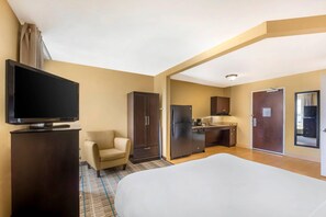 Een bureau, verduisterende gordijnen, een strijkplank/strijkijzer