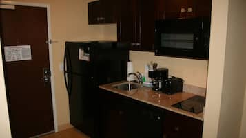 Full-size fridge, microwave, stovetop, dishwasher