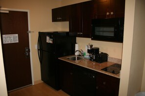 Full-sized fridge, microwave, stovetop, dishwasher