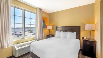 Skrivebord, blendingsgardiner, strykejern/-brett og wi-fi (inkludert)