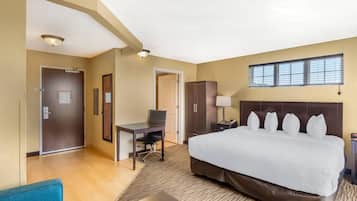 Escritorio, cortinas blackout y tabla de planchar con plancha