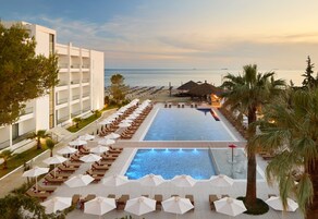 Una piscina al aire libre, tumbonas