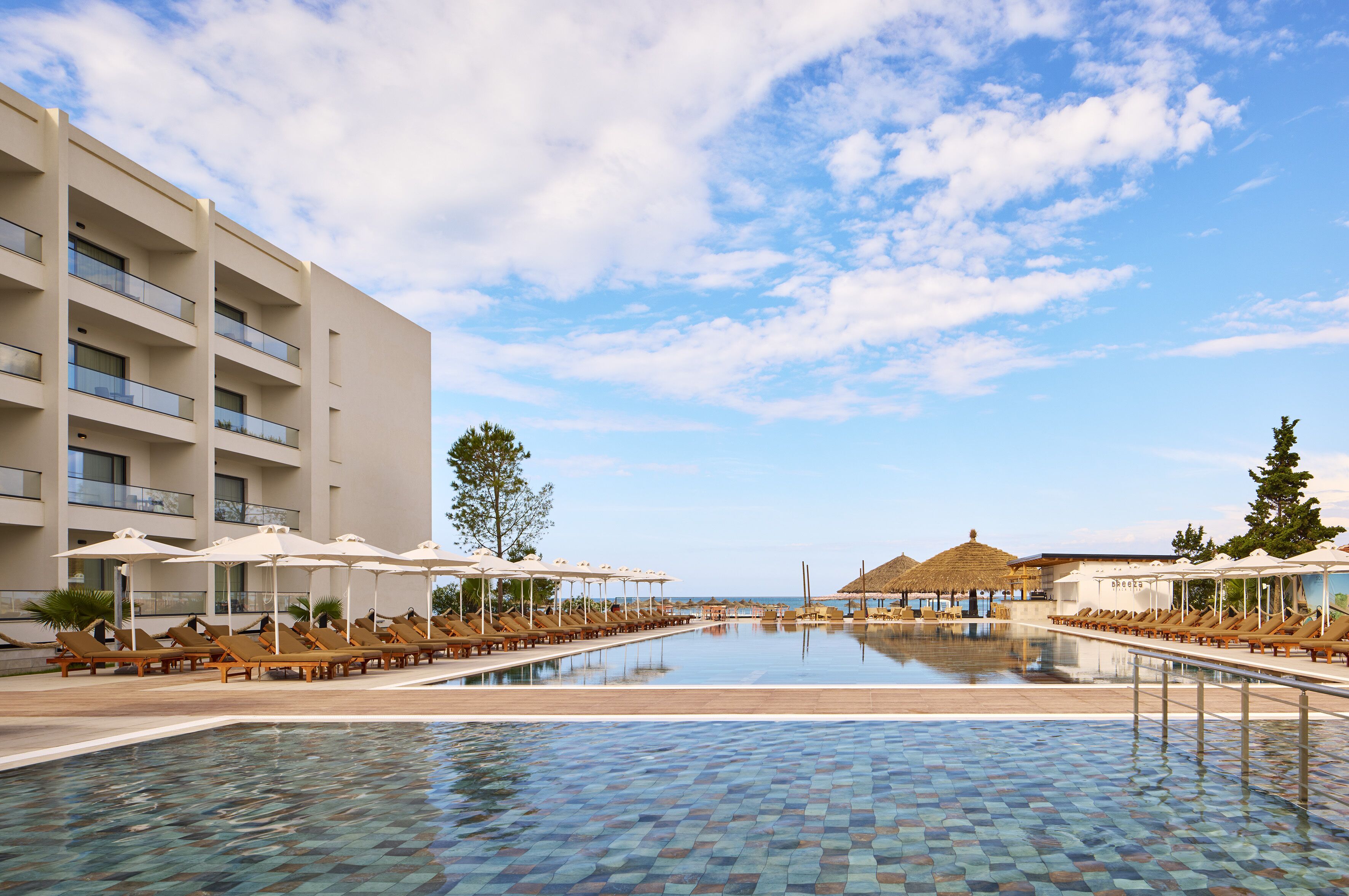 1 غرفة نوم وميني بار وخزنة داخل الغرفة وتجهيزات عازلة للصوت