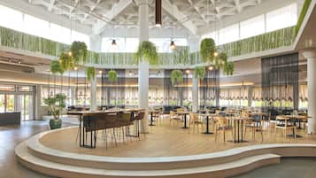 4 restaurants, international cuisine