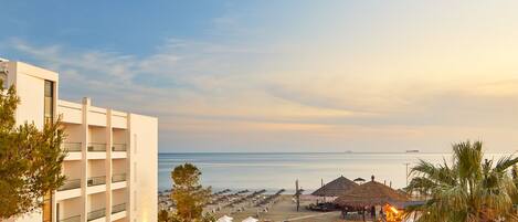 Piscine extérieure, chaises longues