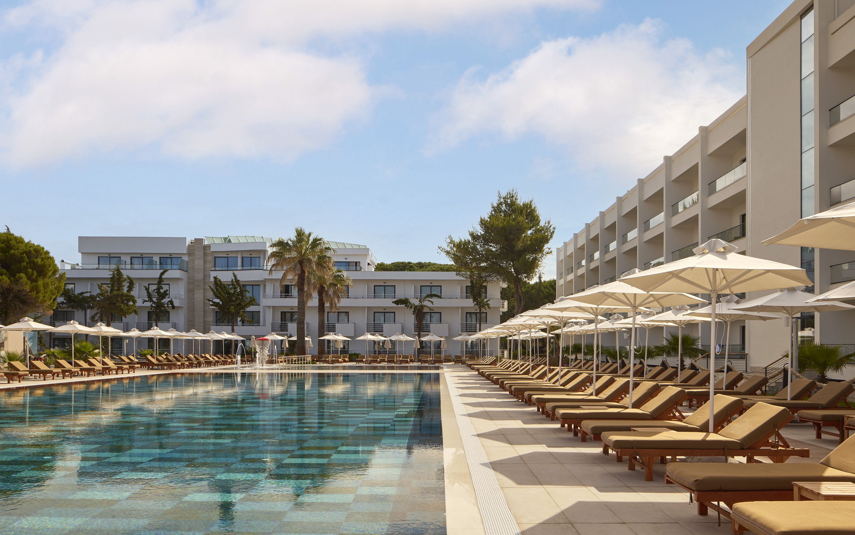 حمّام سباحة خارجي، مقاعد للتشمس