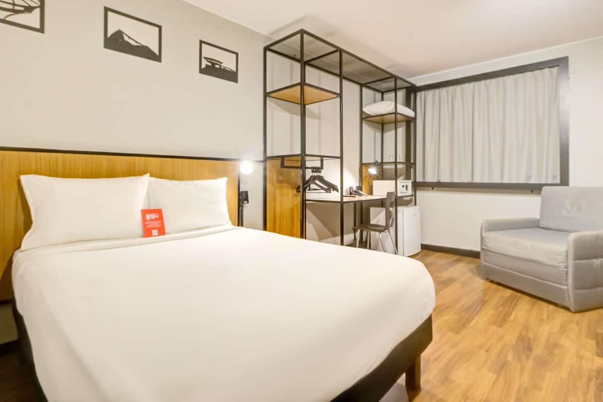Chambre Standard, 1 lit double, accessible aux personnes à mobilité réduite