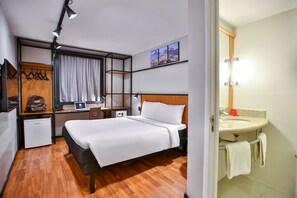 Standard Apartment, 1 Double Bed | Minibar, in-room safe, desk, soundproofing