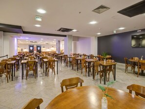 Melayani makan malam 
