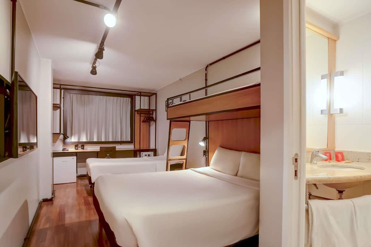 Minibar, caja de seguridad en la habitación y escritorio