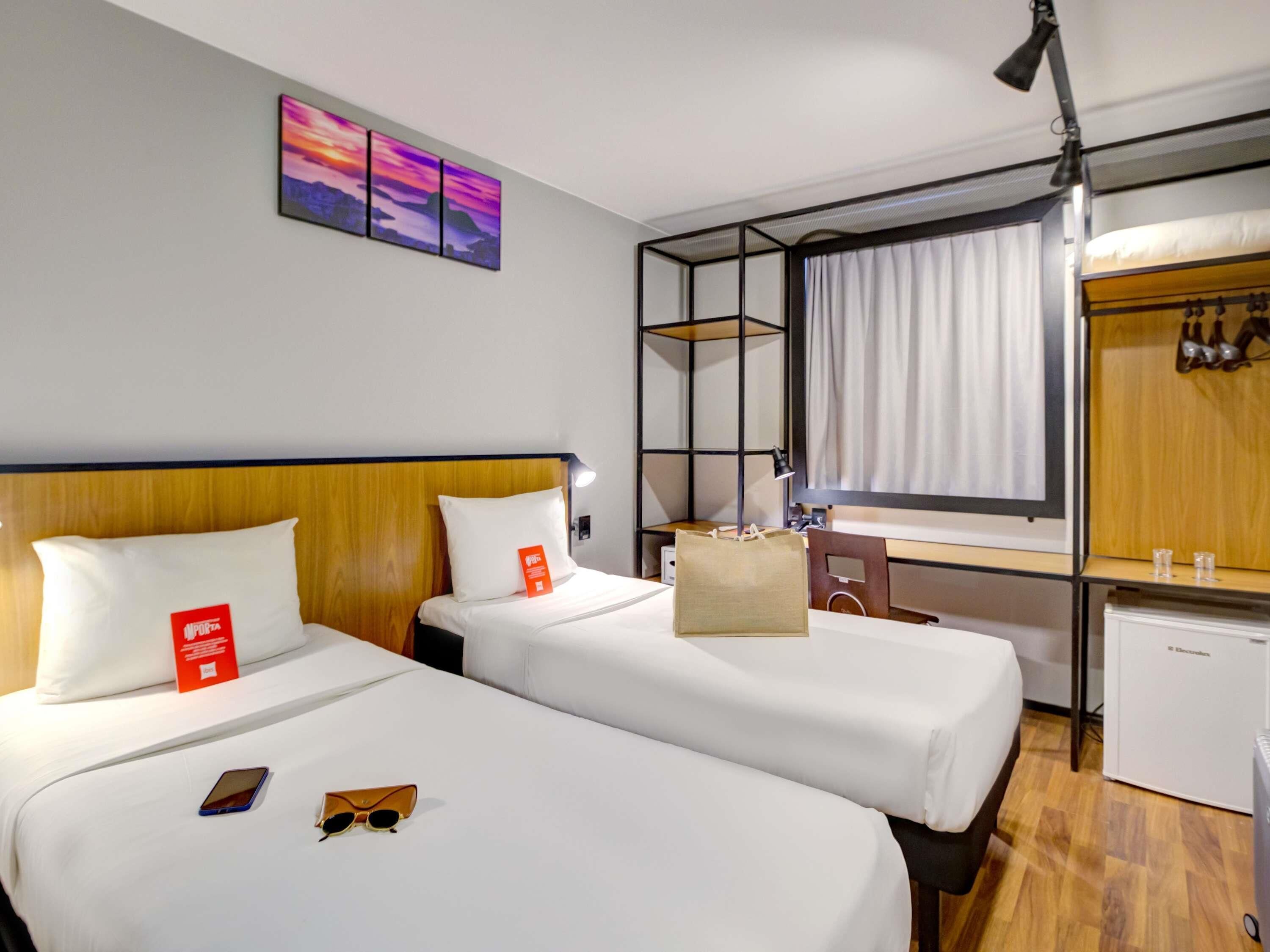 Leilighet – standard, 2 enkeltsenger | Minibar, safe på rommet, skrivebord og lydisolert