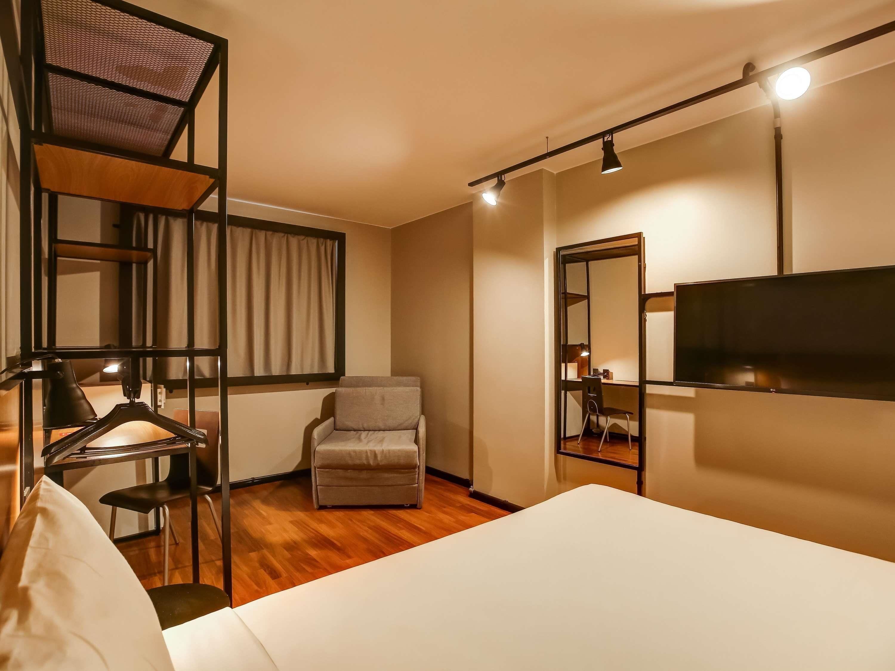 Minibar, két bảo mật tại phòng, bàn, phòng cách âm 