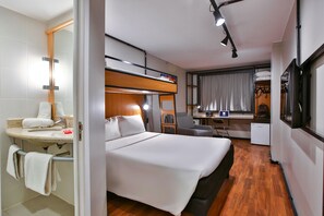 Standard Room, Multiple Beds | Minibar, in-room safe, desk, soundproofing - ibis Copacabana Posto 2 Hotel (Rio de Janeiro)