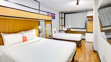 Frigobar, cofres nos quartos, escrivaninha, quartos à prova de som