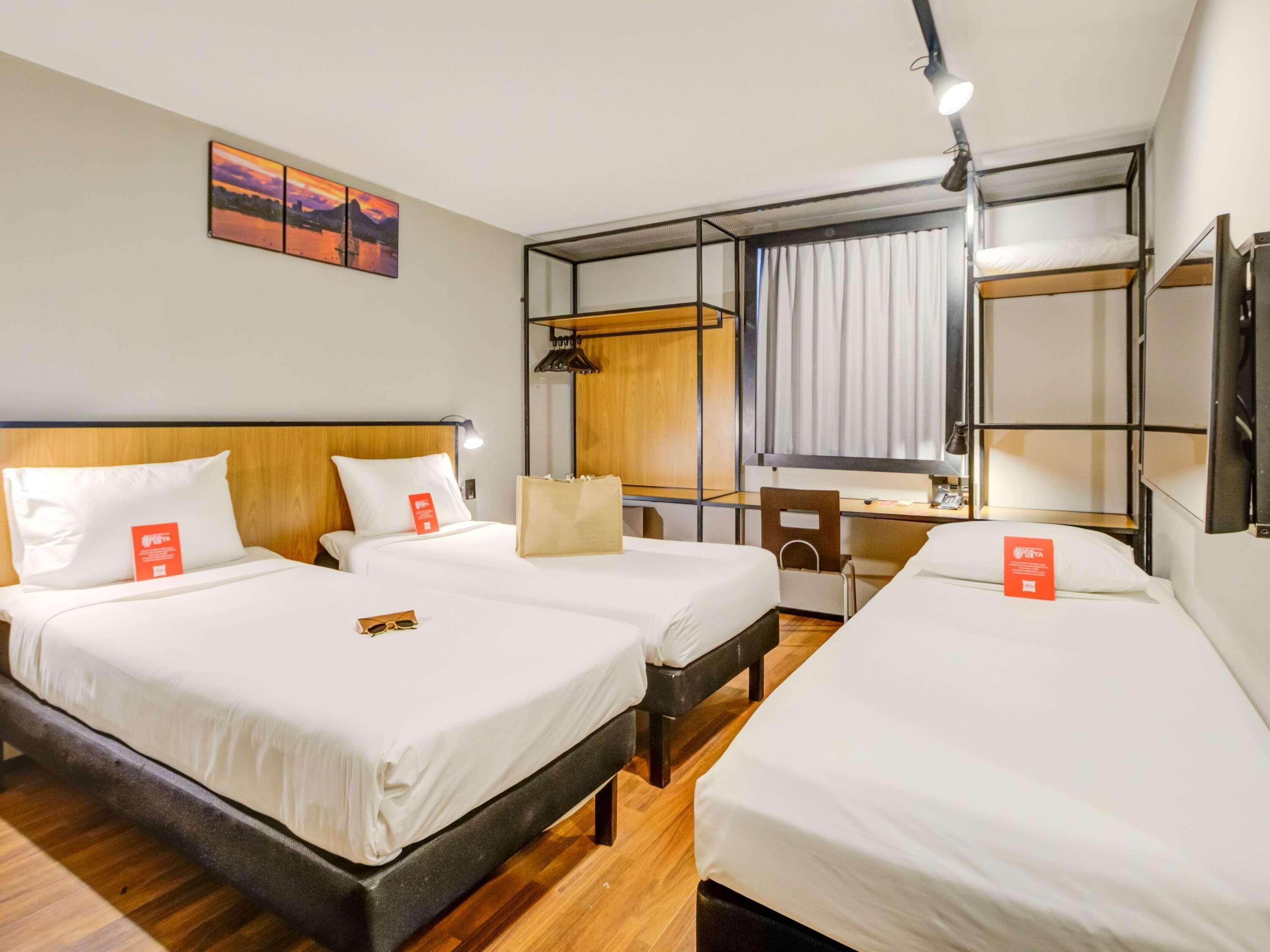 Leilighet – standard, 3 enkeltsenger | Minibar, safe på rommet, skrivebord og lydisolert