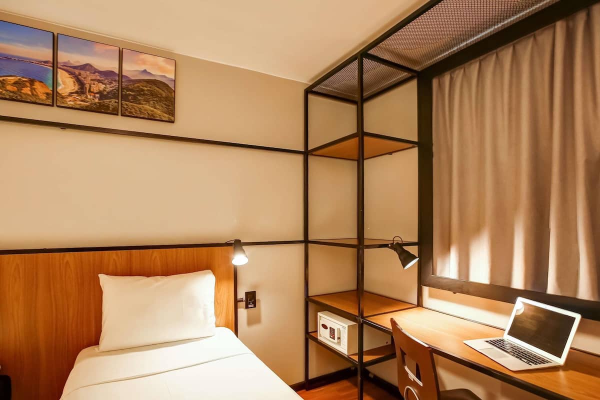 Frigobar, cofres nos quartos, escrivaninha, quartos à prova de som