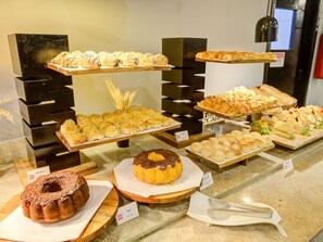 Daily buffet breakfast (BRL 53 per person) - ibis Copacabana Posto 2 Hotel (Rio de Janeiro)