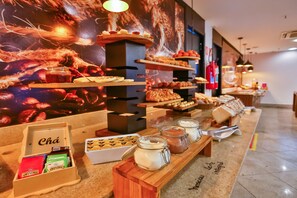 Dinner served, international cuisine - ibis Copacabana Posto 2 Hotel (Rio de Janeiro)