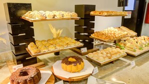 Une vitrine de boulangerie présentant diverses pâtisseries et gâteaux.