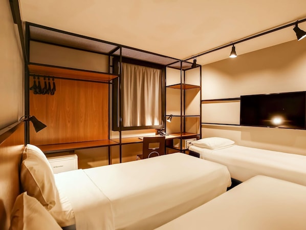 Standaard appartement, 3 eenpersoonsbedden | Een minibar, een kluis op de kamer, een bureau, geluiddichte muren