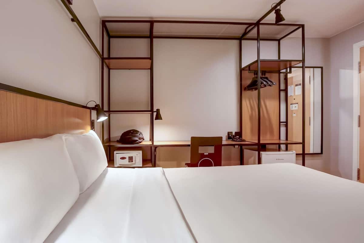 Minibar, caja de seguridad en la habitación y escritorio