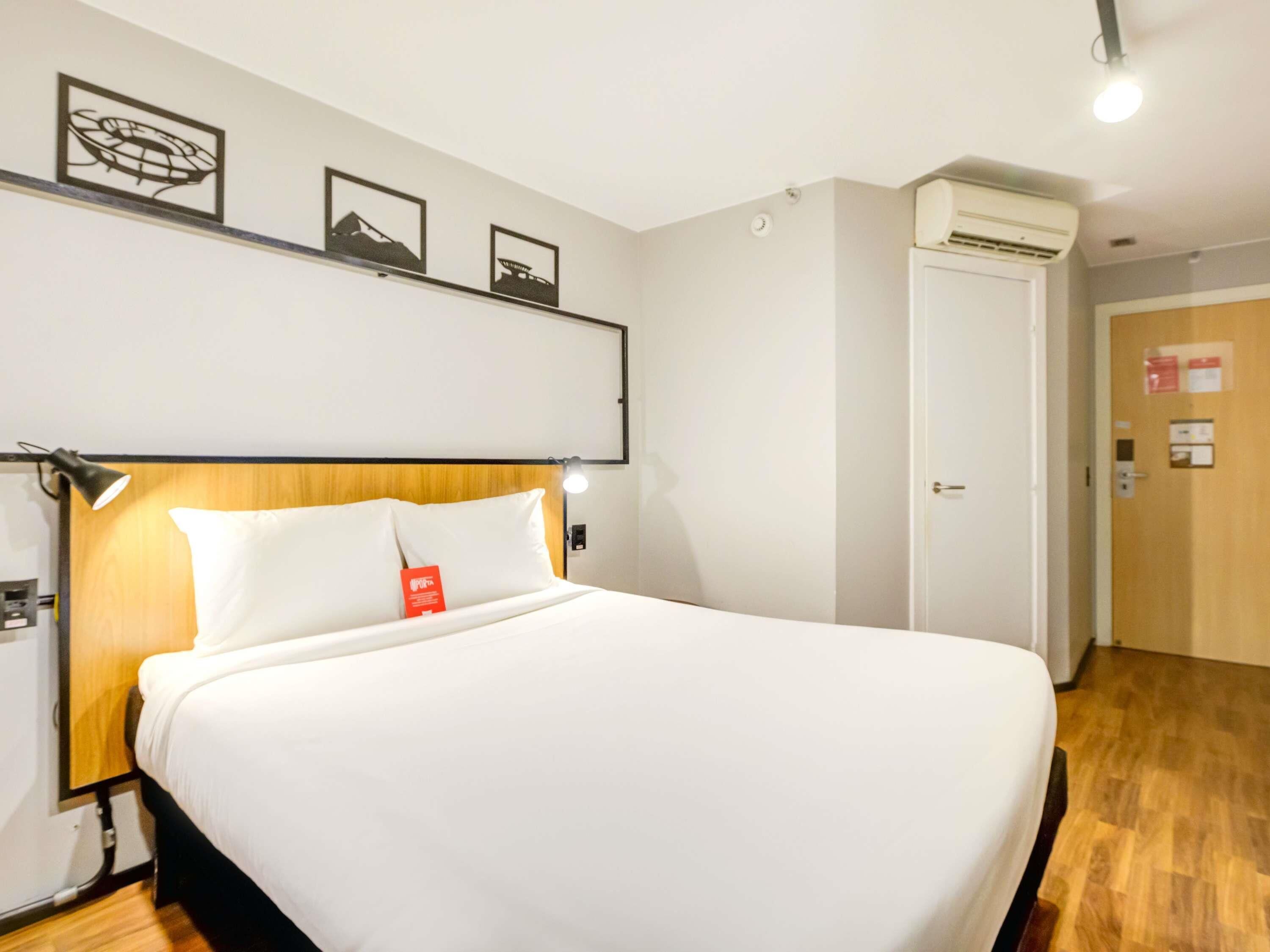 Leilighet – standard, 1 dobbeltseng | Minibar, safe på rommet, skrivebord og lydisolert