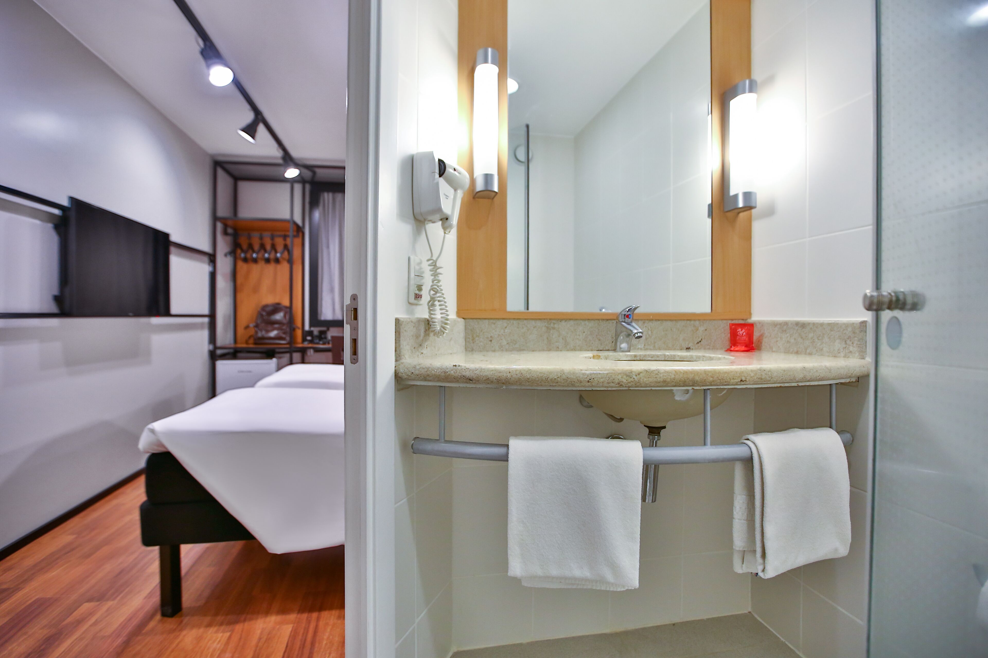 standard room, multiple beds | minibar, in-room safe, desk, soundproofing