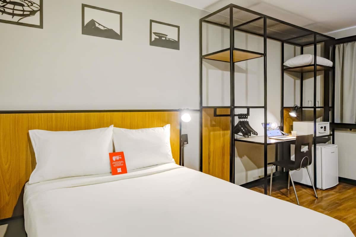 Standard Room, 1 Double Bed, Accessible | Minibar, in-room safe, desk, soundproofing