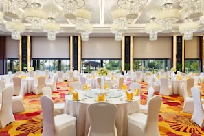 A banquet hall with round tables, white chairs, chandeliers, and large windows. - Worldhotel Grand Dushulake Suzhou (Suzhou)