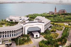 Situated by the water, this hotel offers views of the surrounding greenery from its glass facade.