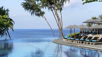 2 albercas al aire libre, sombrillas en la alberca y camastros