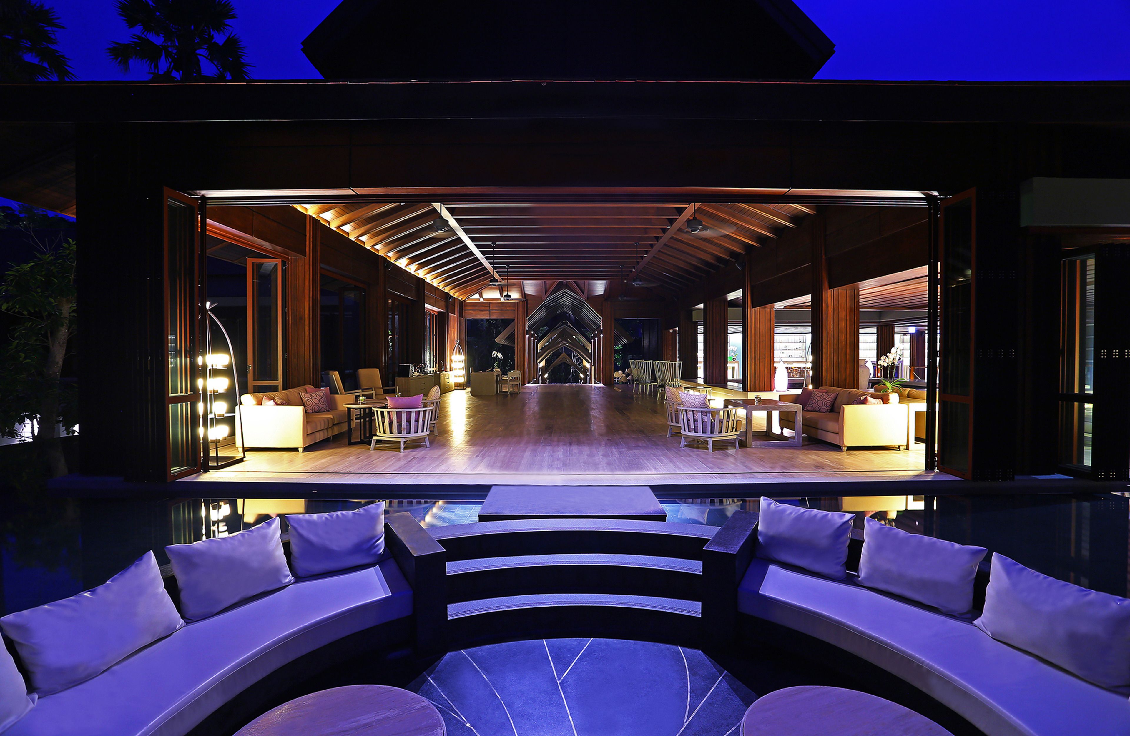 2 bars/lounges, 2 poolside bars