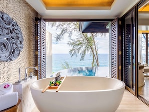 Separate bathtub and shower, deep-soaking bathtub, rainfall showerhead