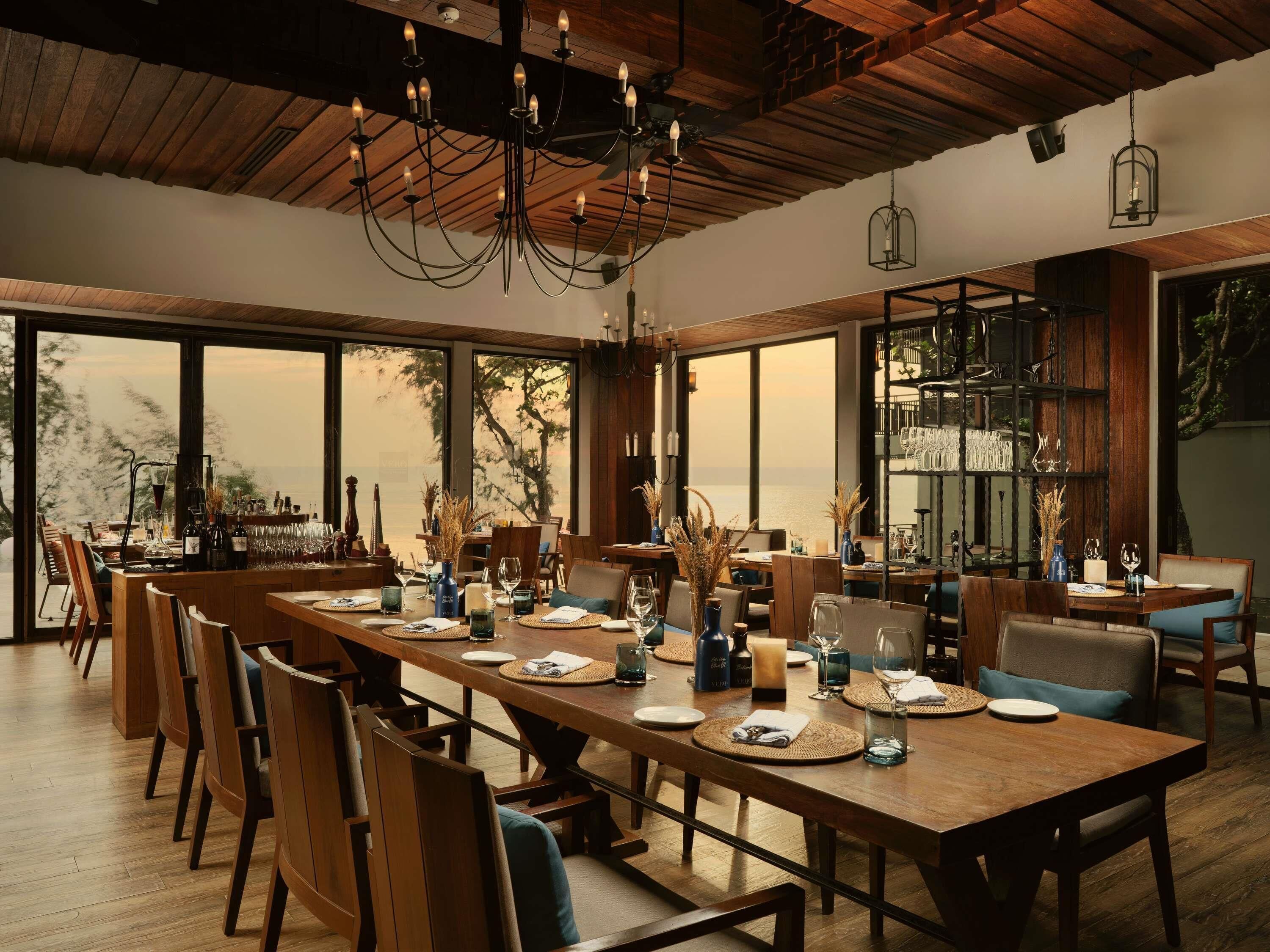 2 restaurants; breakfast, lunch and dinner served 