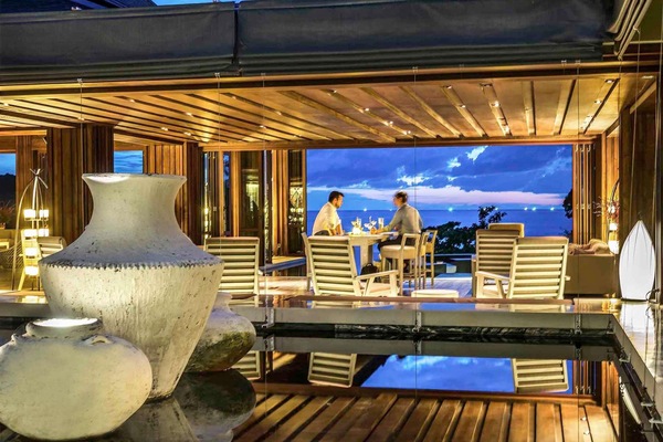 3 bars/lounges, 2 poolside bars