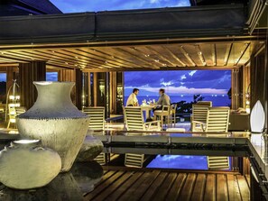 3 quầy bar/khu lounge, 2 quán bar cạnh hồ bơi 