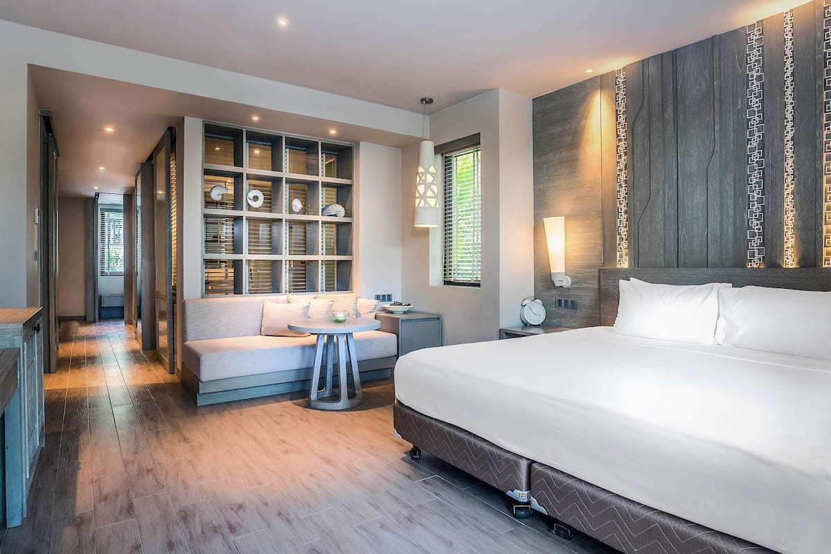 Family Room, Multiple Beds | Premium bedding, down duvets, memory-foam beds, minibar