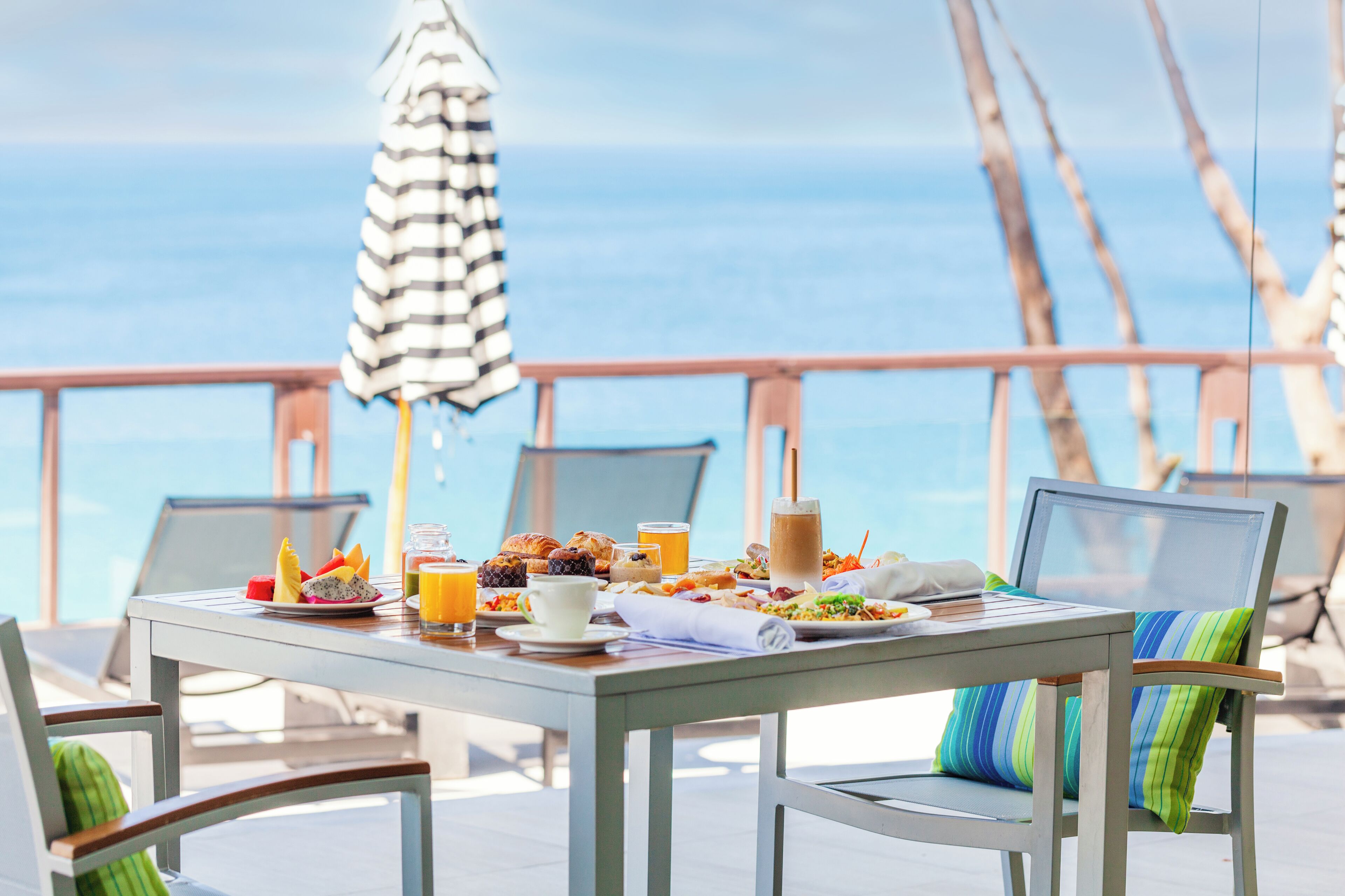 daily buffet breakfast (thb 883 per person)