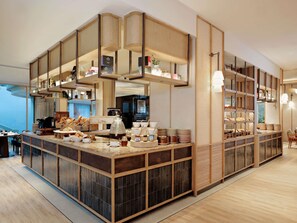 2 restaurantes, se sirven desayunos, comidas y cocina internacional